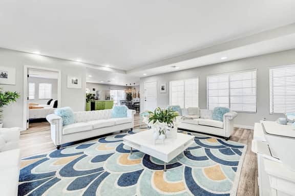LUX 7BA/5BA Oasis w/Heated Pool & Spa +huge garden